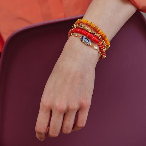 שילוב צמידי אם הפנינה קטנים וצמידים נוספים