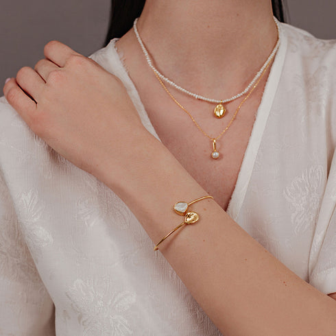 שרשרת פנינים בשילוב עם תכשיטים נוספים