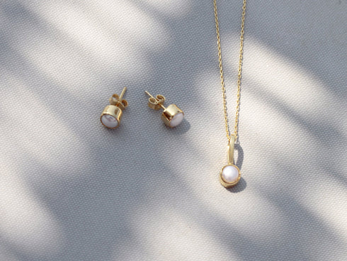 עגילי פנינה ושרשרת פנינה